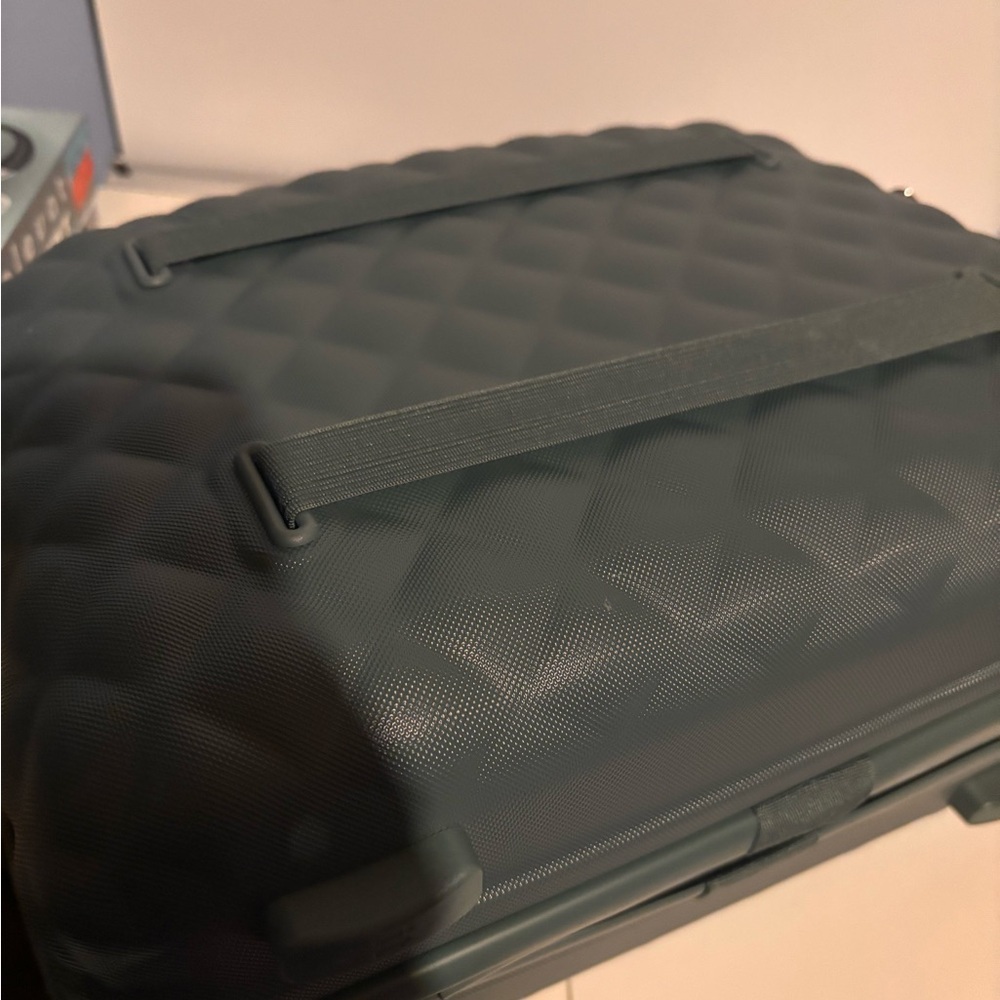 it Luggage Glitzy hardside vanity case in an olive green color - Picture 3 of 4